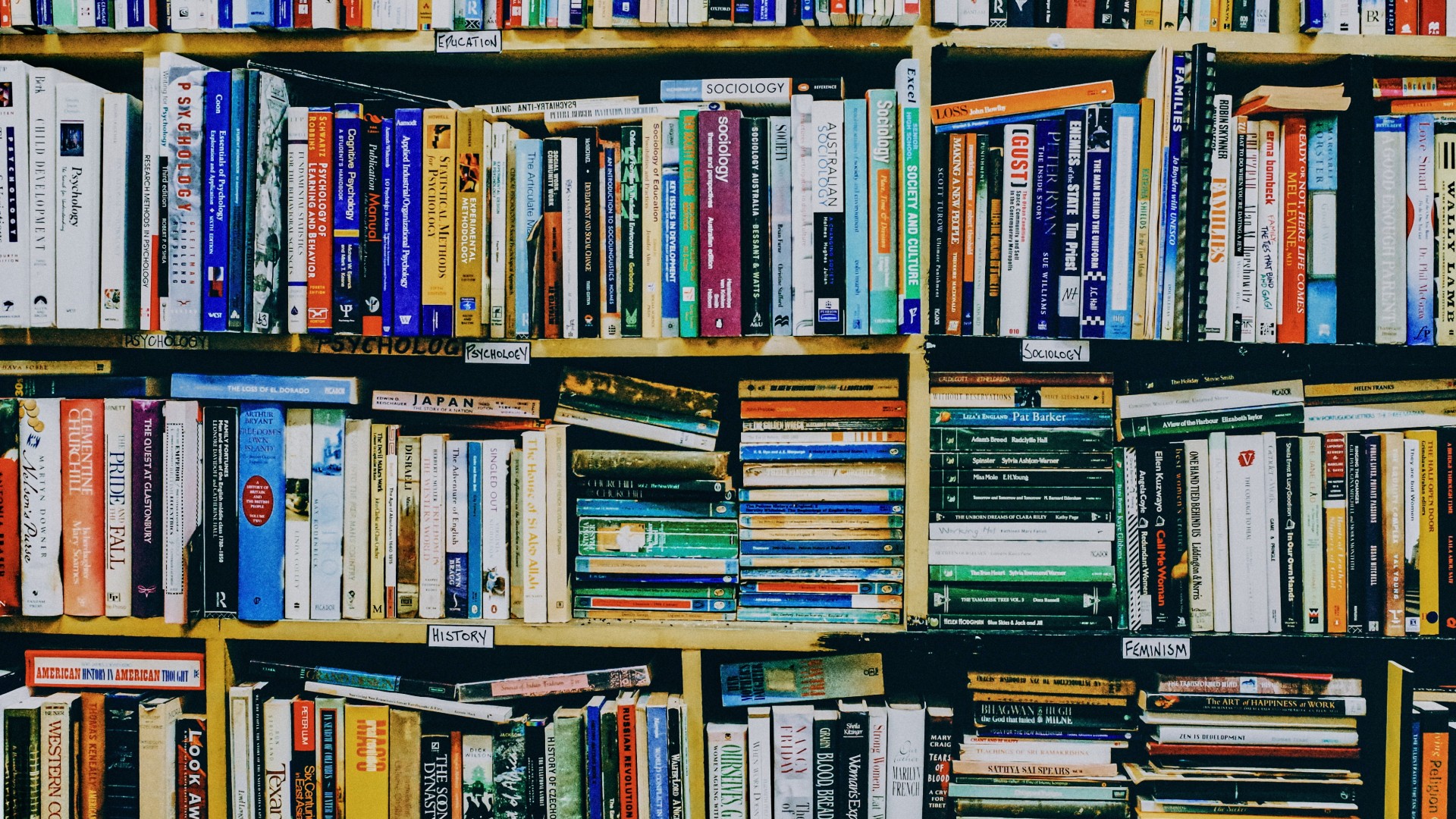 Boeken op een plank in een bibliotheek